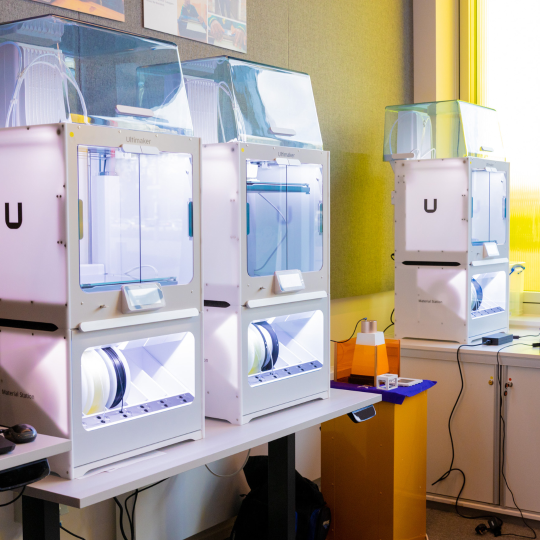 Image of 3D printers in a lab. Cover Image