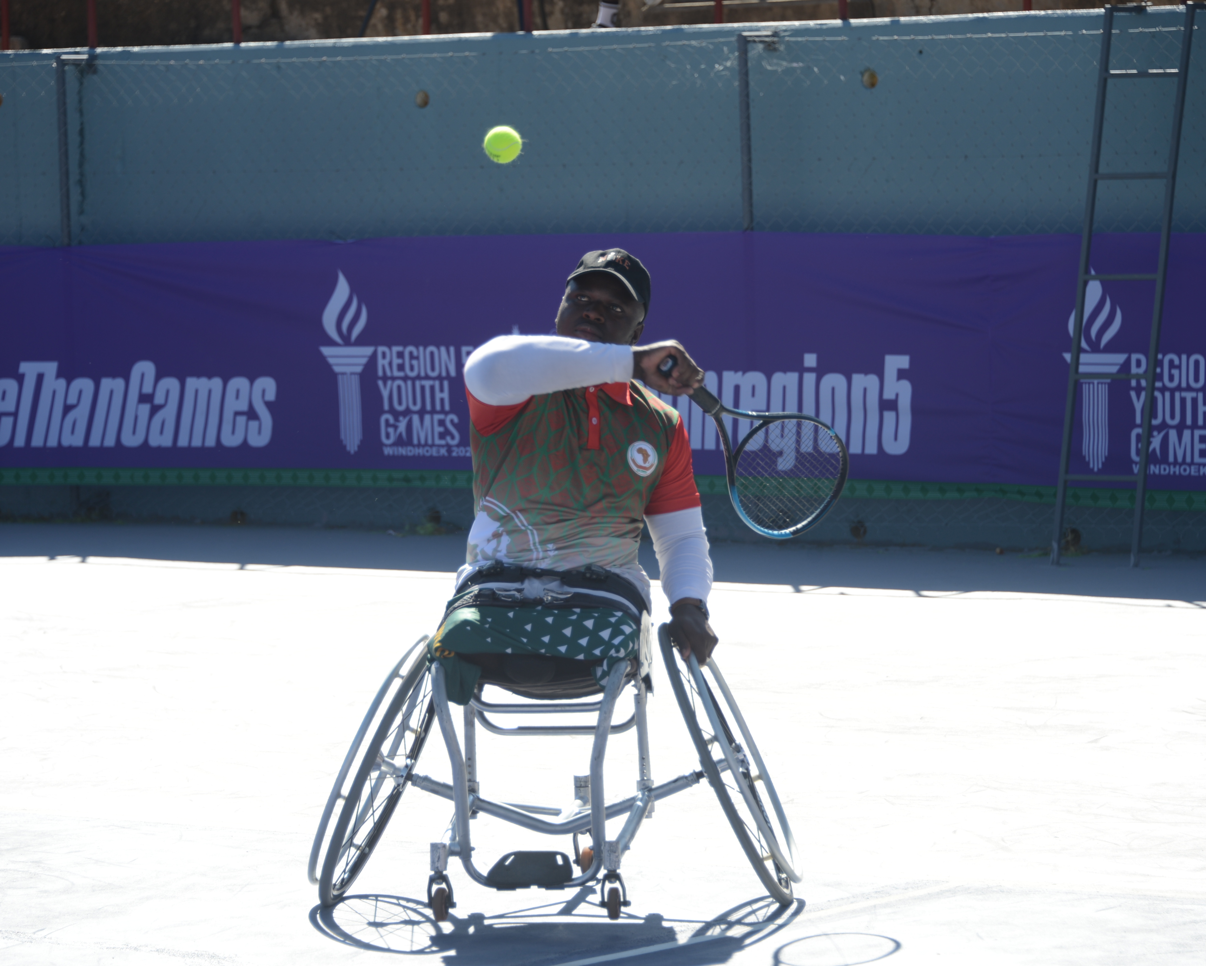 A para athelete playing tennis